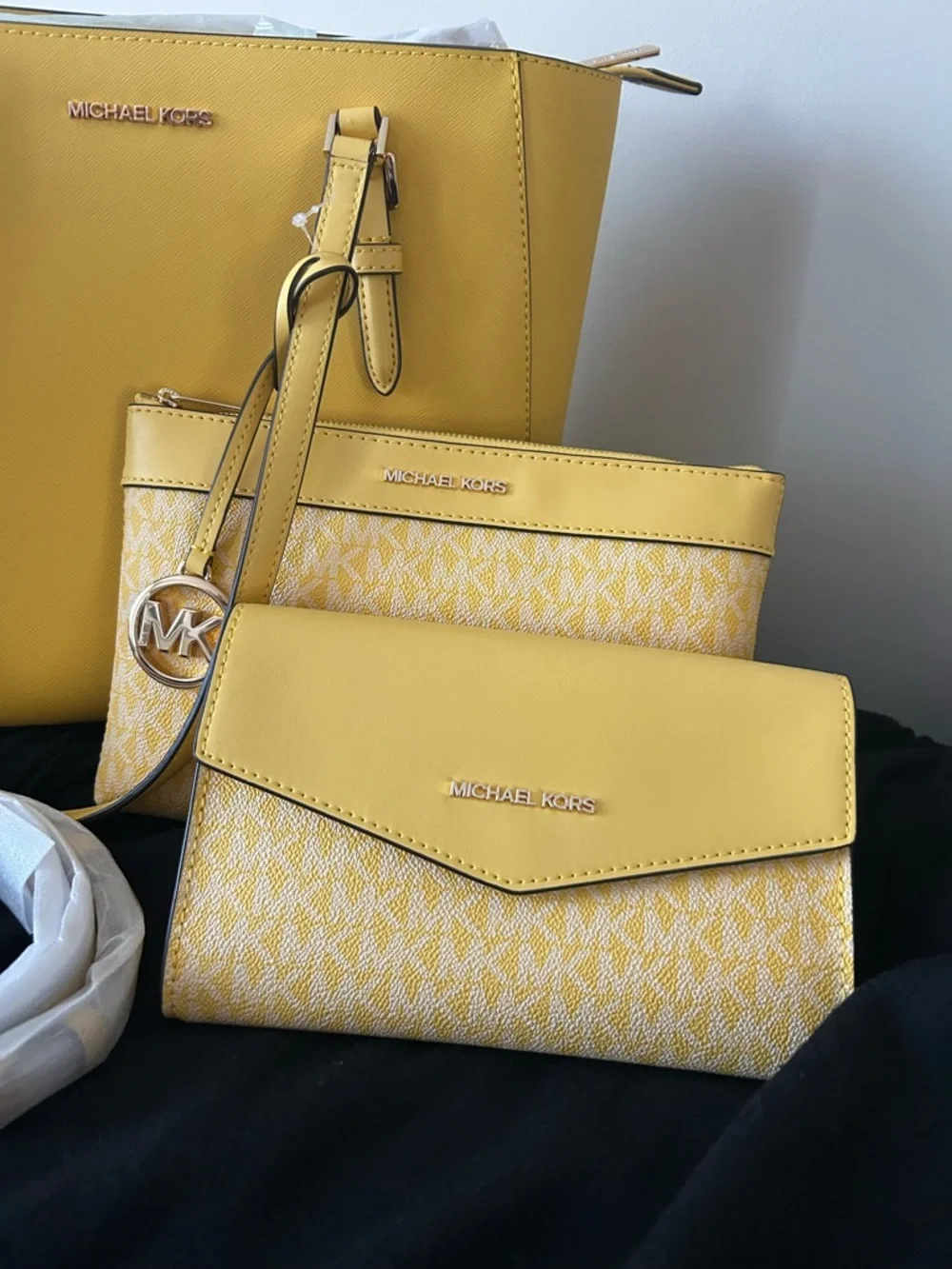 FOR UR SPRING/ SUMMER BAG COLLECTION: MK Daisy 3-Pcs Tote, Crossbody/Wristlet - Picture 2 of 15